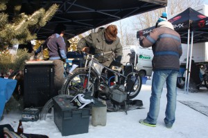 Antonín Polák, který se sklání nad motocyklem, představuje pro Romana Čejku nedocenitelnou pomoc