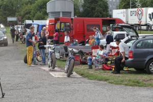 Zaplněné depo je dnes průvodním jevem závodů stopětadvacítek