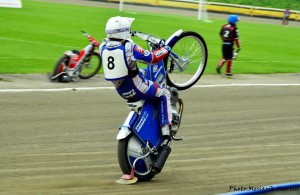 Eduard Krčmář slaví vítězství v jízdě žarnovického test matche, zatímco Martin Gavenda nechal stát svůj motocykl s prázdným zadním kolem