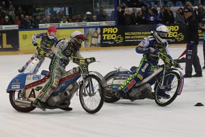 Hynek Štichauer (bílá) v souboji s Ronny Weisem (modrá) před zraky Buddy Prijse