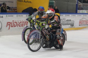 V rozjezdu o celkový bronz se Zdeněk Holub (červená) dostal před Hynka Štichauera