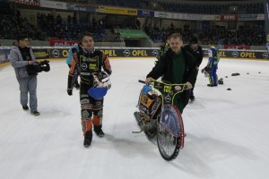 Zdeněk Holub v doprovodu svého otce míří na startovní rošt velkého finále